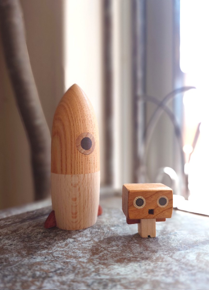 flange_nasu's tweet image. 無垢材のロケットとチビロボ軍団🤖⚡🚀
ロボットはキーホルダーと自立タイプがあります😊
#flange　#木　#ロケット　#ロボット　#雑貨