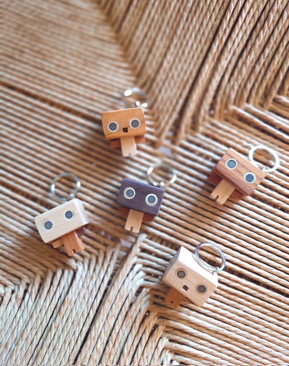 flange_nasu's tweet image. 無垢材のロケットとチビロボ軍団🤖⚡🚀
ロボットはキーホルダーと自立タイプがあります😊
#flange　#木　#ロケット　#ロボット　#雑貨