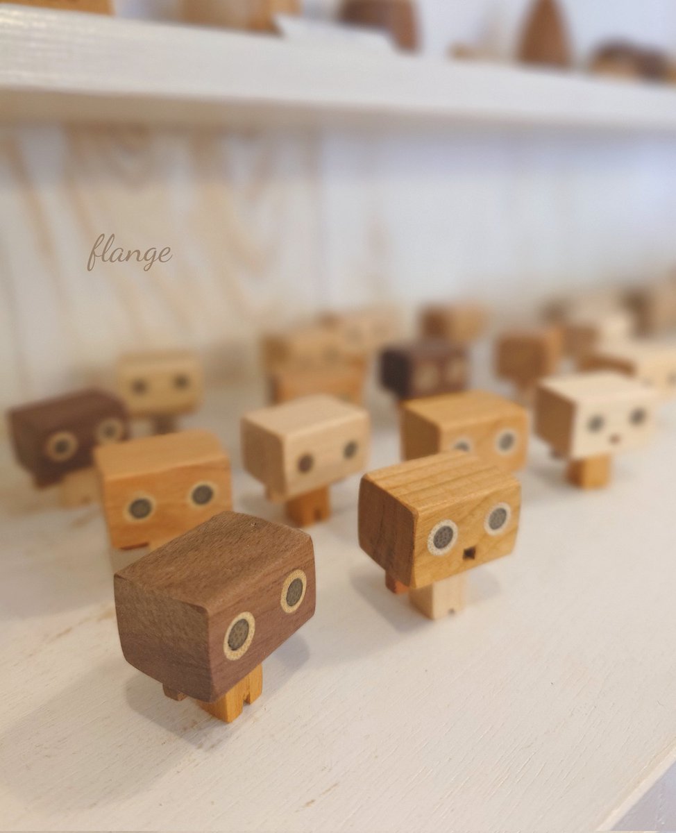 flange_nasu's tweet image. 無垢材のロケットとチビロボ軍団🤖⚡🚀
ロボットはキーホルダーと自立タイプがあります😊
#flange　#木　#ロケット　#ロボット　#雑貨
