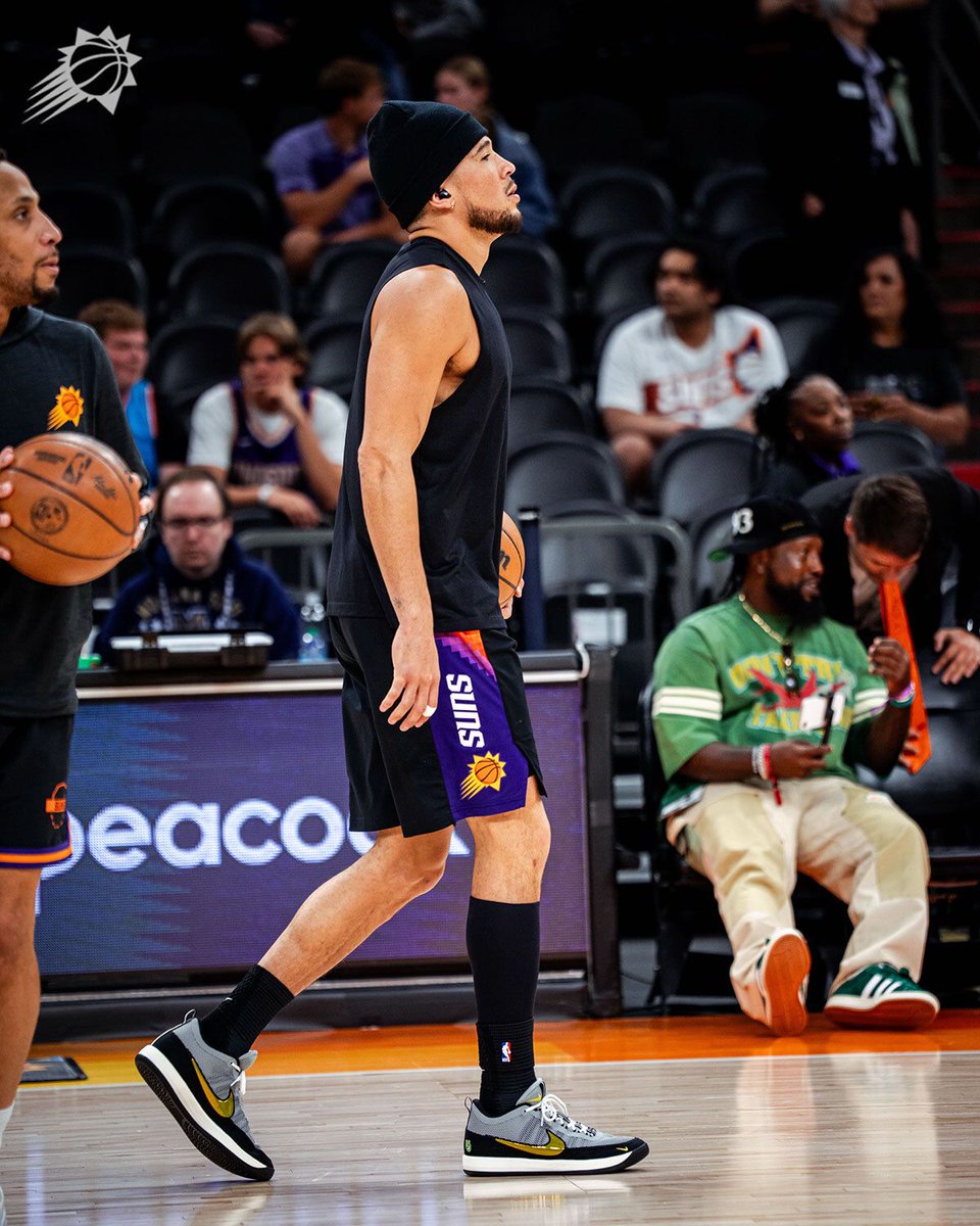 SneakerNews's tweet photo. Devin Booker debuts Nike Book 2 "Oregon" PE 🦆 

Get a closer look >> https://t.co/82rcNAdsHN https://t.co/EA34s6dyur