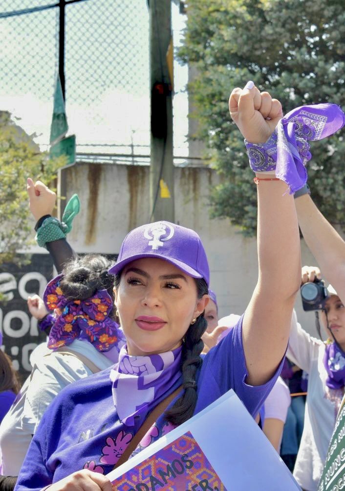ArlenSiuMx's tweet photo. 🟣 Las mujeres hoy caminamos juntas, alzamos la voz por las que ya no están, por su memoria, por su lucha, por la nuestra; por el reconocimiento a las mujeres que nos abrieron camino y por seguir construyendo un país más justo, más igualitario, inclusivo y sin violencia. 
1/2 https://t.co/GEBveuQ8Co