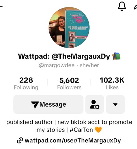 creampuffboba's tweet photo. guys famous writer yan sa wattpad huhu I'm so happy na nakitaan niya rin ng chemistry ang carton, nasa bio na rin niya ang #carton 🤎 https://t.co/mLPWE81AnT