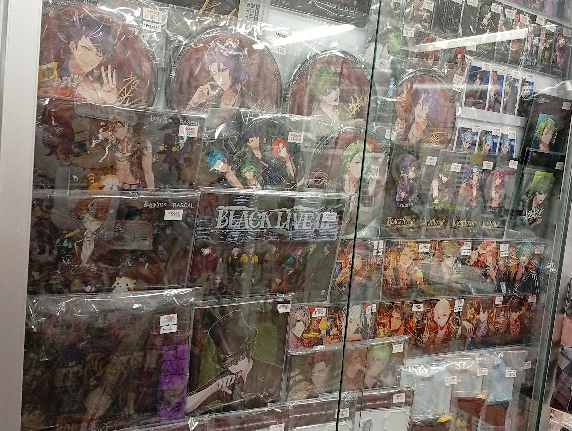 kbooks_select's tweet photo. 【OPEN】
K-BOOKS「ライブ館プラス」
開店いたしました！！

『ブラックスター』6.5周年記念グッズは当店の特設コーナーにて販売中！
右にはプレミア品だらけのショーケース、左には各キャストごとで過去グッズを展開！
1列まるごと #ブラスタ ★ 是非ご来店下さい！

#kbooks 池袋 ライブ館プラス https://t.co/KToILmjsLe
