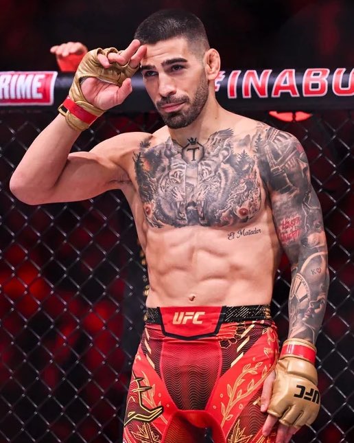 concatenarsim's tweet photo. Alexander Volkanovski 💣
Max Holloway 💣
Charles de Oliveira 💣
Islam Makhachev ⌛

Subindo de categoria rodada após rodada e colecionando todos esses nomes em um cartel invicto e irretocável.

Esse cara é o próprio demônio 🌹 https://t.co/BsDIqlXgrH