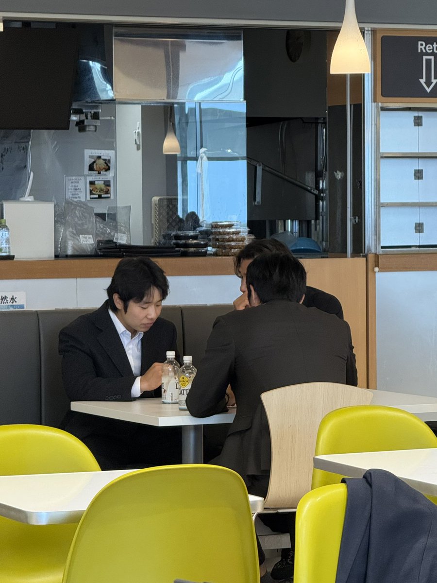 적통7번유격수 김상수 이재현 오키나와에서 상봉햇대요……
근데 어떤외야수도껴잇