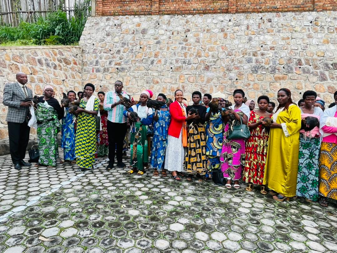 Bonezasector's tweet photo. 4/5
Gutanga inkoko:
Habaye koroza abagore 70 bafite abana bari munsi y'imyaka ibiri inkoko zitera amagi kugira ngo harwanywe igwingira. https://t.co/VJYePJS9jG