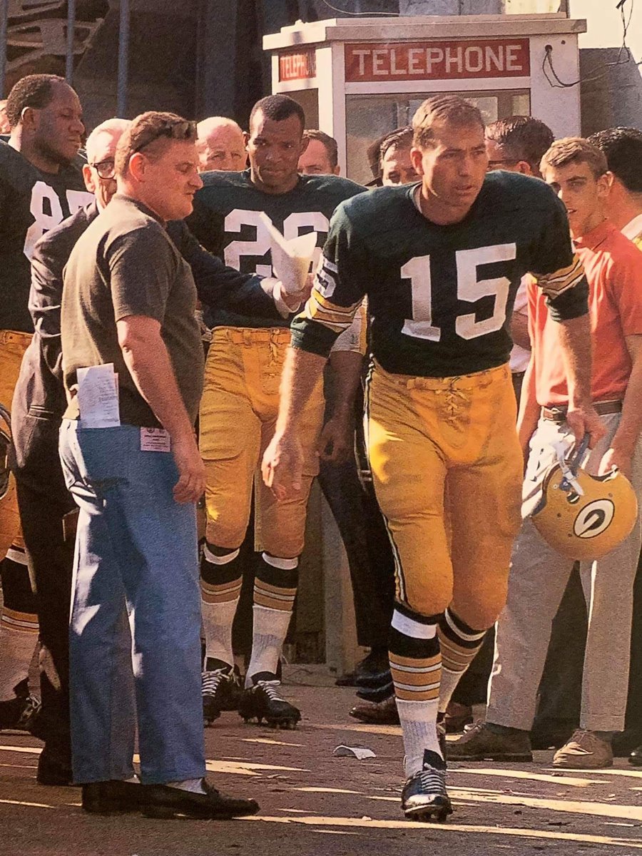 January 15, 1967 - Green Bay #Packers QB Bart Starr is set to take the field during player introductions at Super Bowl I at the Los Angeles Memorial Coliseum.
#NFL #1960s #SuperBowl