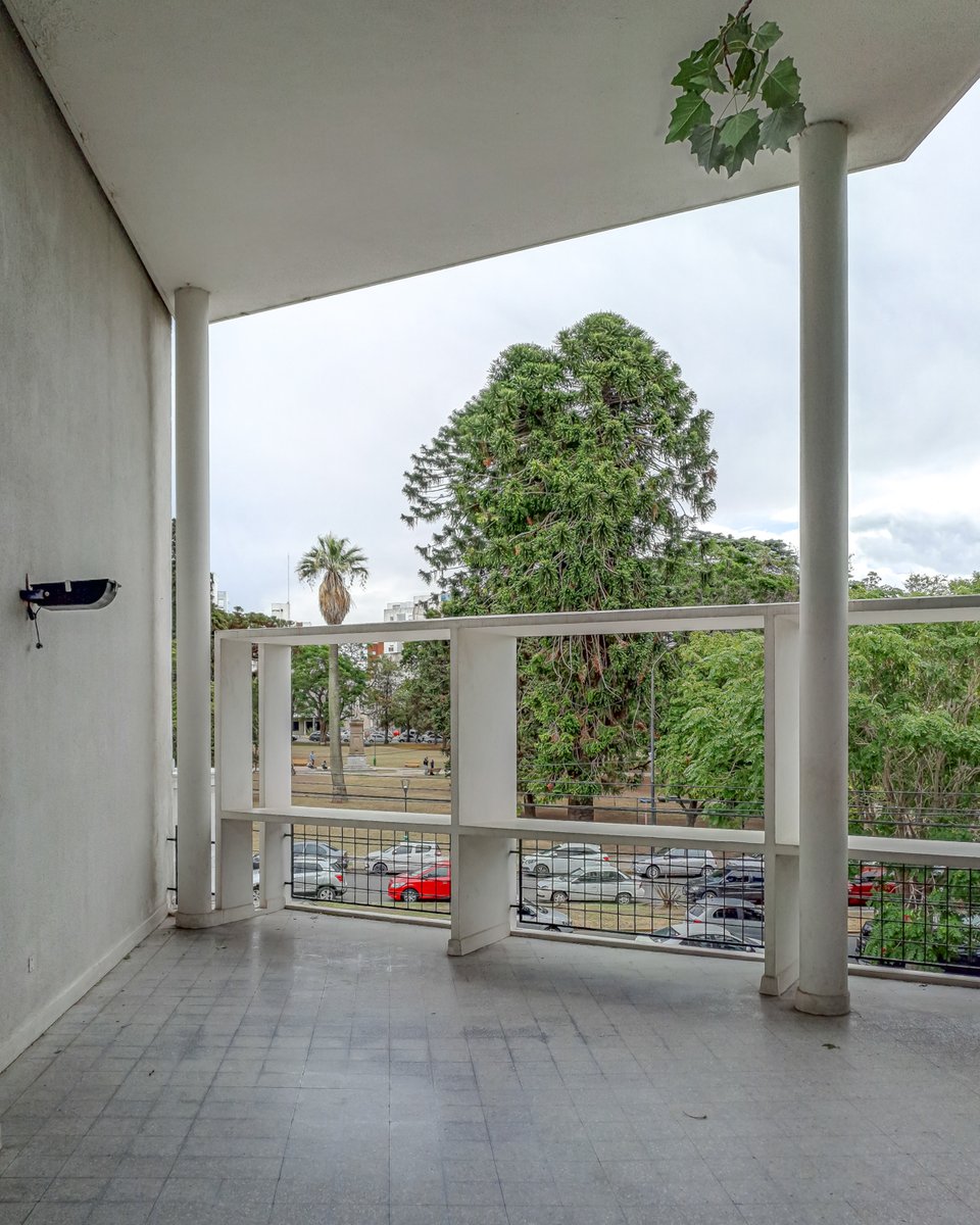 fedekufoto's tweet photo. Desde la precisión geométrica de su fachada insertada en la trama urbana hasta los detalles íntimos de su interior, se enfatiza la vigencia de los cinco puntos de la arquitectura moderna. https://t.co/nm4JI3Rtzl