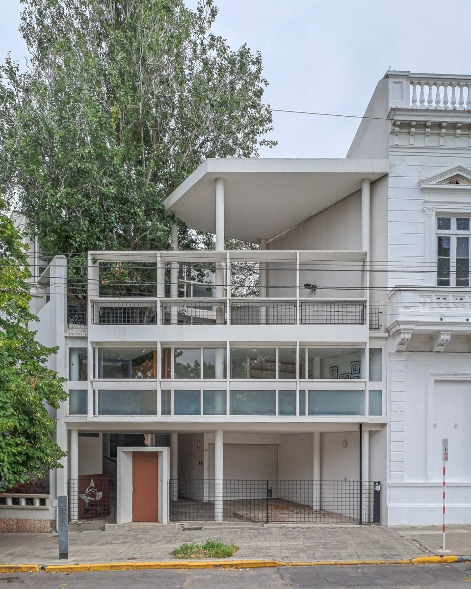 fedekufoto's tweet photo. Desde la precisión geométrica de su fachada insertada en la trama urbana hasta los detalles íntimos de su interior, se enfatiza la vigencia de los cinco puntos de la arquitectura moderna. https://t.co/nm4JI3Rtzl
