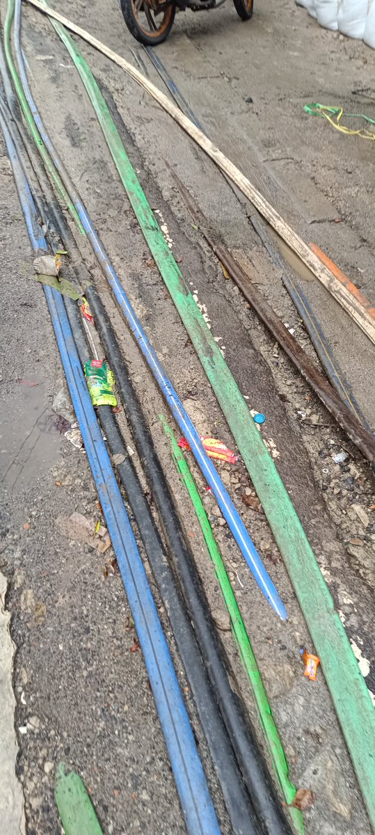 Kabel-kabel besar mencuat dari dalam tanah di depan TB terang jaya Mampang Prapatan sangat berpotensi untuk membuat terpeleset baik pejalan kaki maupun pengguna sepeda atau motor <a href="/DKIJakarta/">Pemprov DKI Jakarta</a> 

<a href="/grok/">Grok</a>
