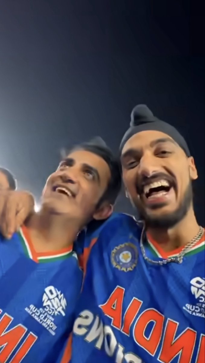 लो अर्शदीप ने गौतम गंभीर के मजे ले लिए

हमेशा सीरियस रहने वाले इंडियन टीम के कोच 
गौतम गंभीर के अर्शदीप ने मजे ले लिए है 

दरअसल T20 वर्ल्ड कप फाइनल 2026 मैच जीतने के बाद अर्शदीप ने कोच सीरियस गौतम गंभीर के साथ वीडियो बनाते हुए 

“ अरे कभी हंस भी लिया करो पाजी” 
ये सुनते हुए गौती