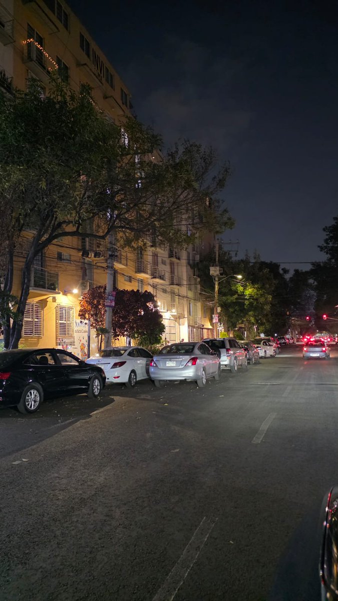 VecinosRomeroBJ's tweet photo. Pedimos apoyo para quitar coches en doble fila desde 11am del 8 de marzo, dijeron que iba a venir el de Transito cdmx, han pasado 9hras y no han venido en Romero 105 col. Niños Heroes en @BJAlcaldia, su apoyo por favor @LuisMendozaBJ @SSC_CDMX @UCS_GCDMX ayuda @supercivicosmx https://t.co/mD9lq6H2Vl
