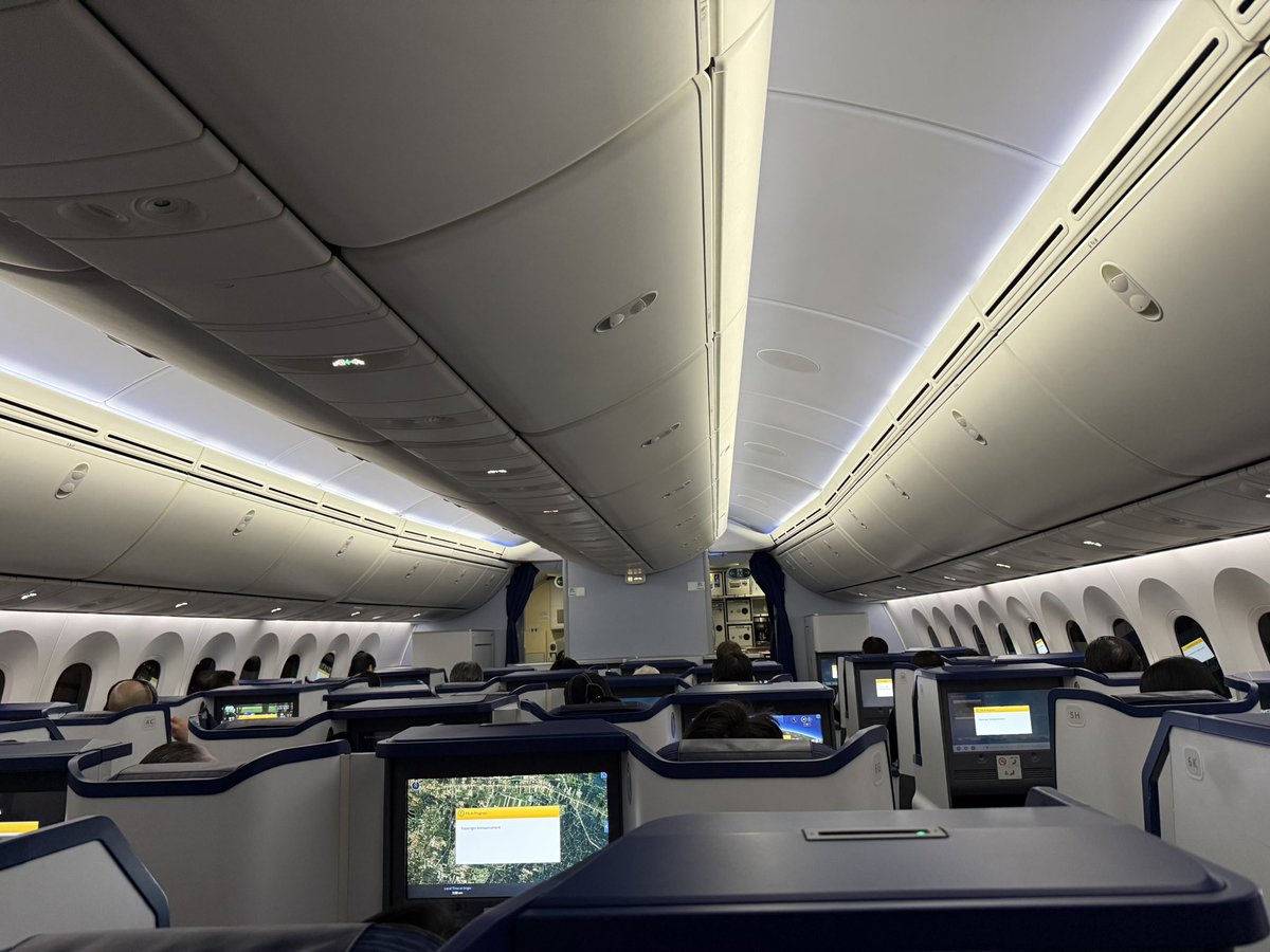 tkg303's tweet photo. 【飛行機代狂気の価格】
飛行機代が以上高騰している。

東京-バンコク　ANAエコノミーが60万円超え。ビジネスと変わらず。
満席状態。

イラン戦争影響で中東フライト全てキャンセル。
欧州便は以上価格。片道100万円超えも。
ドバイ経由。全てアウト

イラン解決まで、海外旅行は危険である。 https://t.co/3kXS9KpoKK