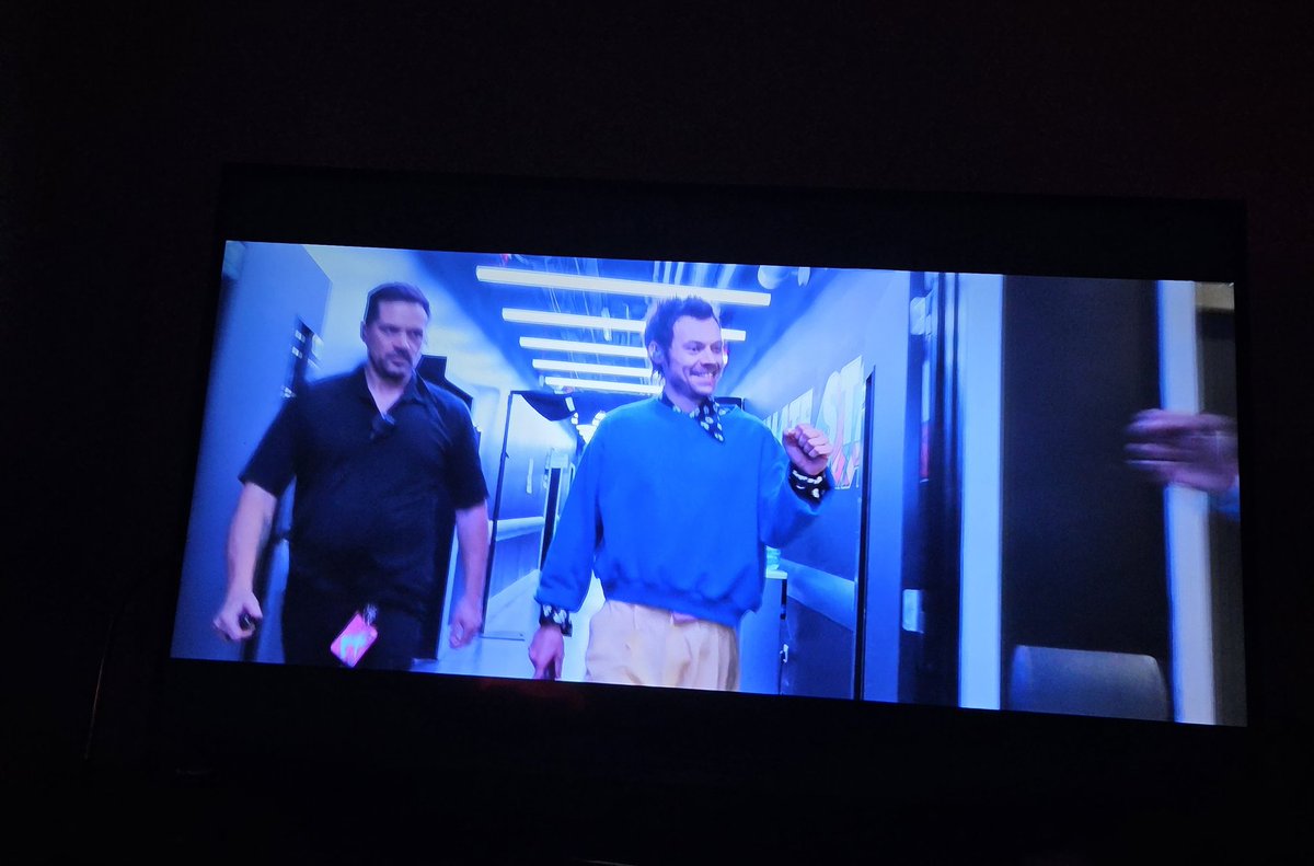 Tqm Harry, que ganas de entrar a la pantalla y acomodar ese cuello de camisa que me distrajo la ⅓ última parte del show