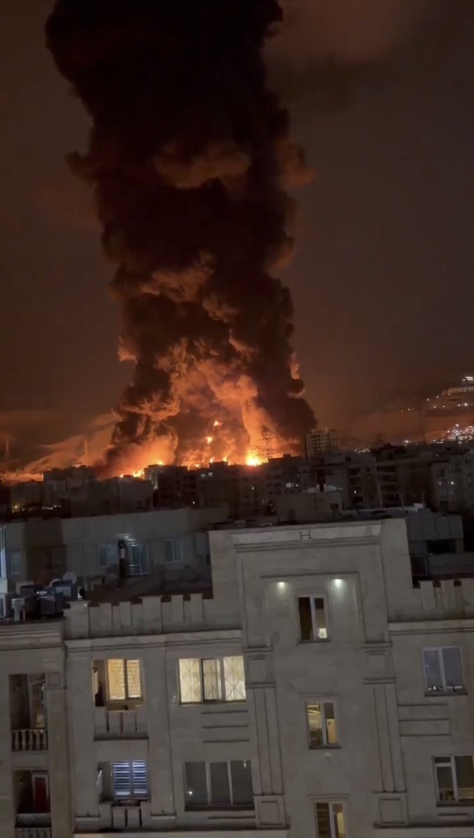 OsanBinsiddh's tweet photo. إجرام نظام الملالي حوّل حياة الإيرانيين إلى جحيم طيلة أربعة عقود.
سياسات التوسع والعبث بالحروب لم تجلب لشعب إيران والمنطقة إلا الويلات والخراب.
ليل طهران اليوم يشتعل بالنيران،
ونهارها يغرق في سوادٍ يشبه سواد عمائم النظام الذي جرّ البلاد إلى هذا المصير.
#TehranExplosion #Iran #BreakingNews #إيران #طهران