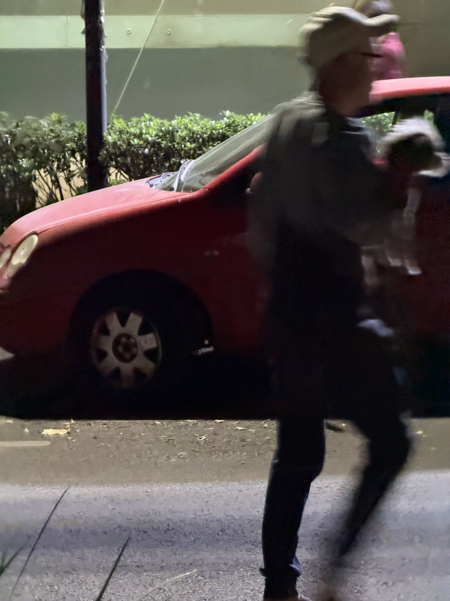 Este señor extranjero estaba paseando a su perro hoy 8:25pm x Ámsterdam (esq.Michoacán), el perro defecó y él fingió que no lo vio. Le pedí que lo recogiera y me dijo q no lo haría mientras yo estuviera ahí, ni bolsa traía. Lo reporté, huyó x Campeche . Si reincide, díganle algo