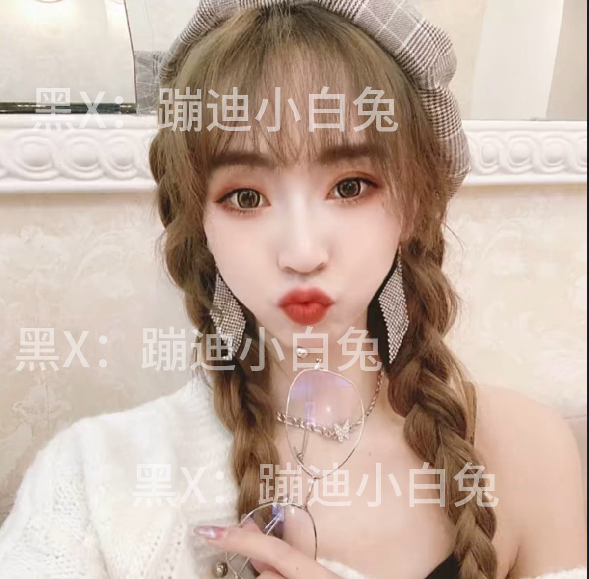 FengClubBunny's tweet photo. 哥哥每天面对这张整了又整的脸好可怜，不过她也是这么想的，哥哥挣的钱都给你们躺手术台了对吗？ https://t.co/xc3bS2GaJw