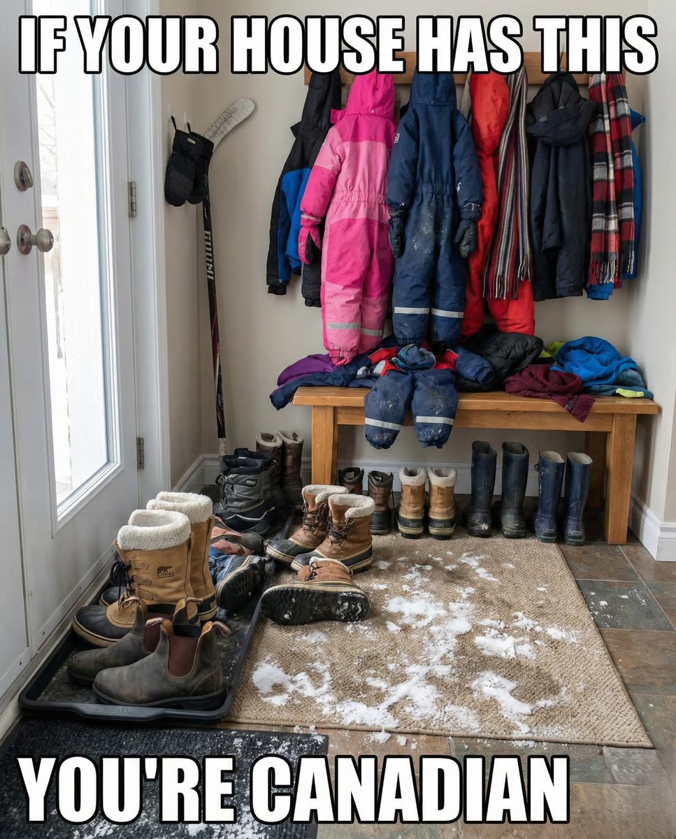 Вот так выглядит прихожая практически любого канадского дома зимой в наших краях 🍁