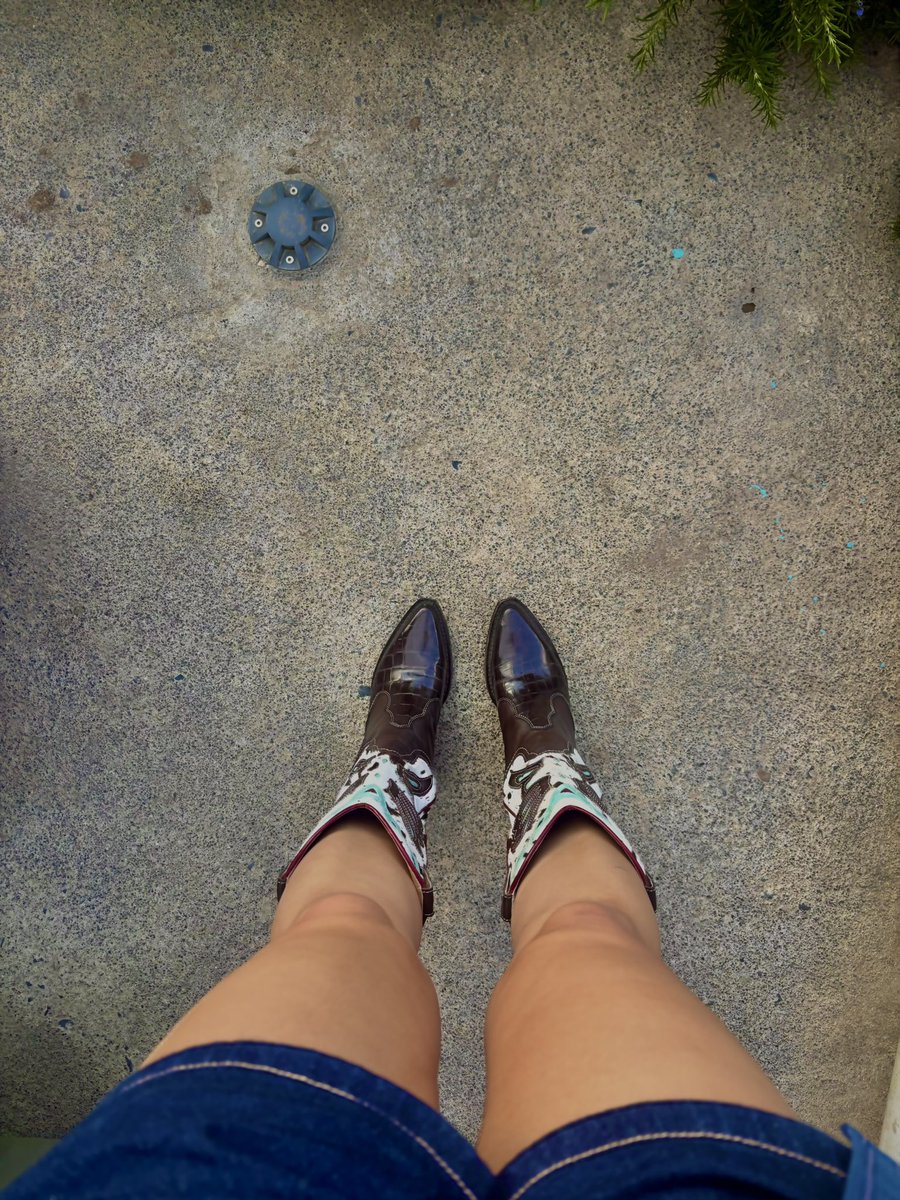 SandyGzz7's tweet photo. La mejor compra que he hecho sin duda son estas botas🤠 https://t.co/D6WbFjEWDj