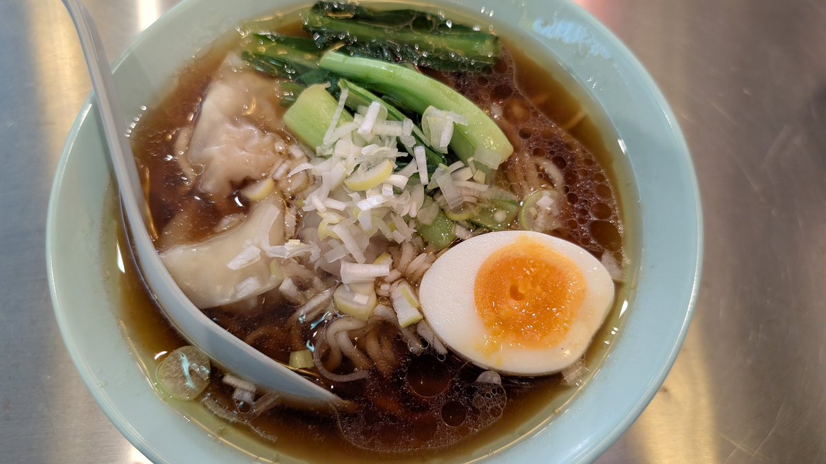 mdthen3's tweet photo. da pai dan 105@大森東口店
台湾醤油雲呑麺、コシのある中太ちぢれ麺に青湯醤油ですきに、なかなかいけるぜよ。 https://t.co/wSZxcMRIxH