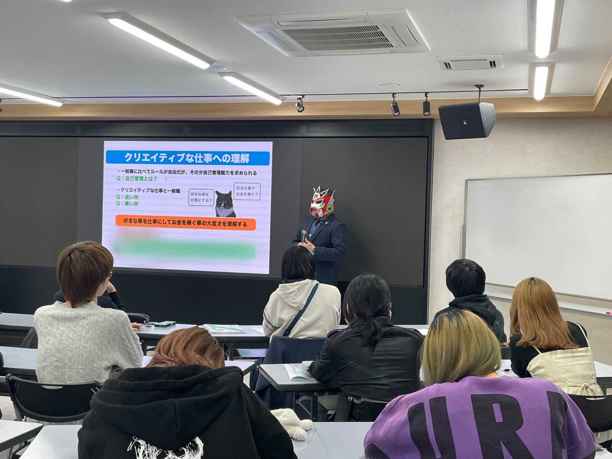 sggkvalion's tweet photo. 「名古屋デザイン＆テクノロジー専門学校」様@TECH_C_NAGOYA で講師を担当させていただきました。
みんな1年生なのに熱心に聞いてくれて感謝。
講師したのにヤンキー座りで写真を撮ってしまった。
#IL_BRAVES
#名古屋テック https://t.co/uRss9tvwvN