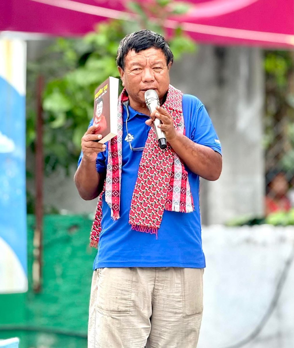 RONBupdates's tweet photo. आफ्नो किताब बेच्ने काम फेरि सुरु गर्दै महाविर: Mahabir Pun will restart selling his books from Pokhara today to operate National Innovation Centre smoothly. 😍🙏🏻 #ChillMan https://t.co/M4RCLmYVps