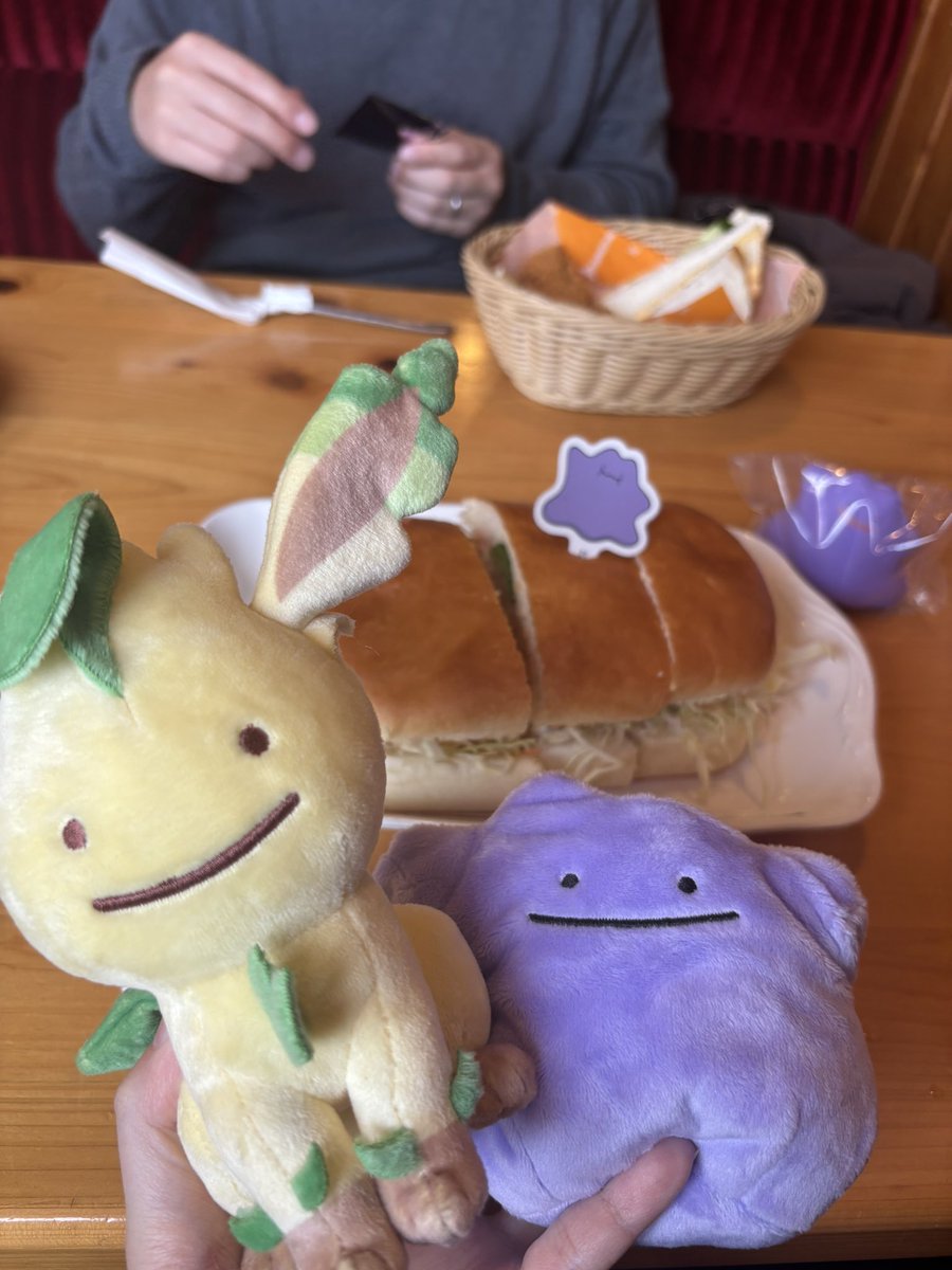 leaf_chann's tweet photo. 旦那とコメダきた〜！
リーフィア連れてきたつもりがへんしんしたメタモンやった〜！
シロノワール初めて食べたけどめっちゃ美味しい！
#コメダ珈琲
#ポケモンといっしょだモン https://t.co/vaHoSh9TpJ