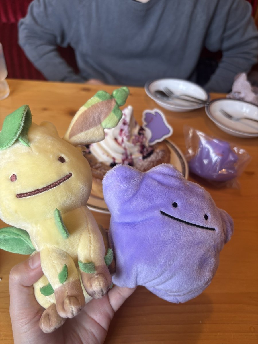 leaf_chann's tweet photo. 旦那とコメダきた〜！
リーフィア連れてきたつもりがへんしんしたメタモンやった〜！
シロノワール初めて食べたけどめっちゃ美味しい！
#コメダ珈琲
#ポケモンといっしょだモン https://t.co/vaHoSh9TpJ