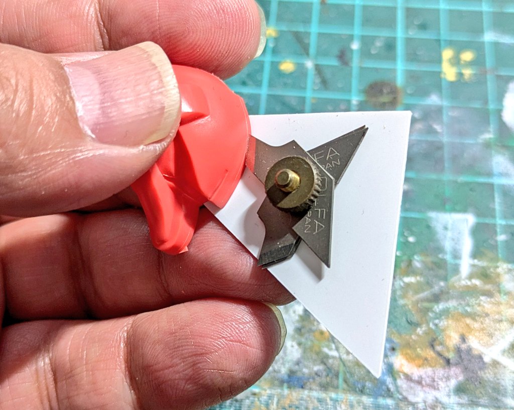 #魅惑のG4リターンズ
幅詰めのラインをけがく為の簡易治具。
そのへんにあったプラ板に3mm穴あけて、サークルカッターの刃を重ねたものをビス止めしただけのもの。
ちょうど1mmのラインが引けたので、これをゲージにすればキレイに詰められる。