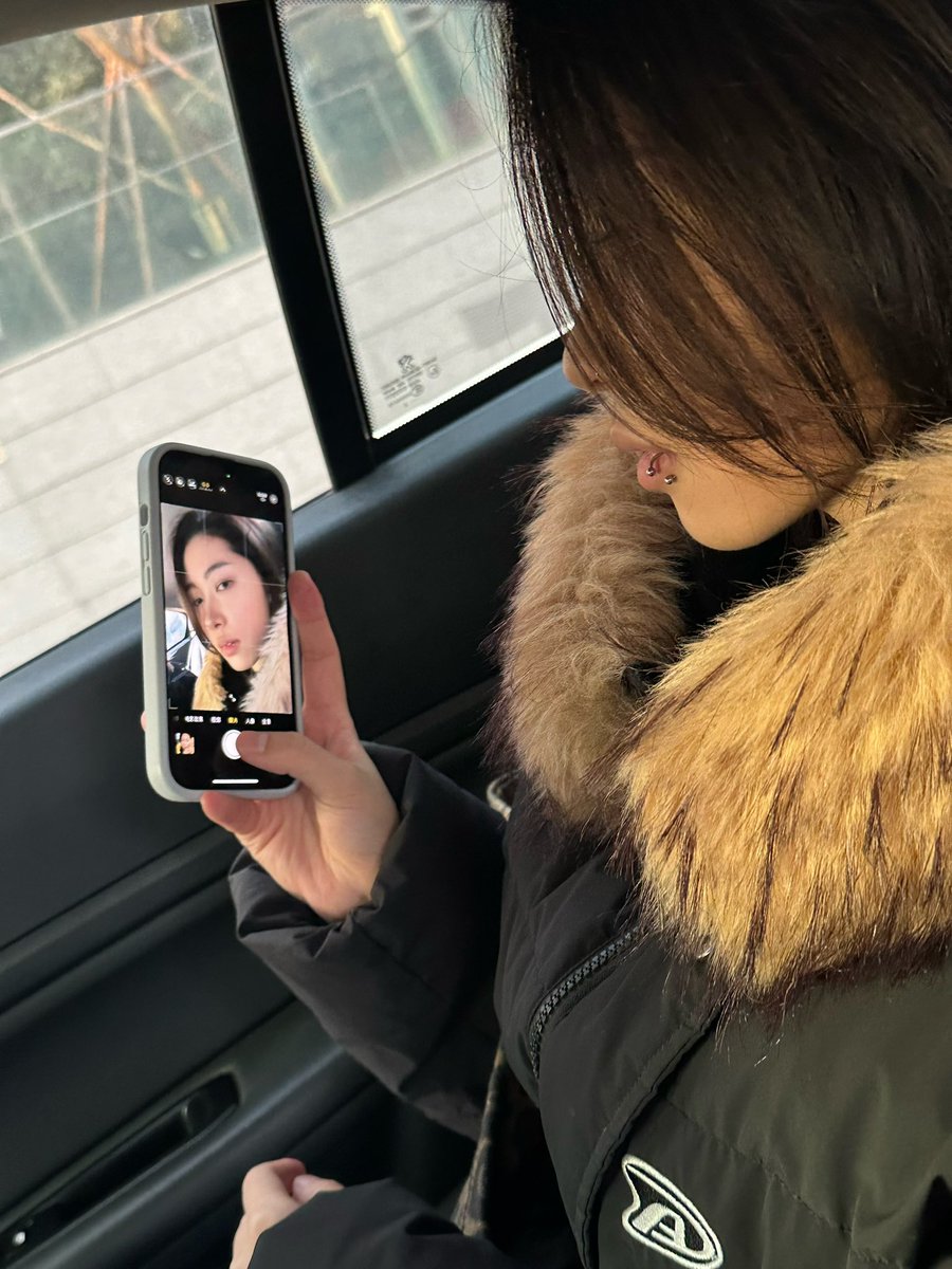 somewherewuuuu's tweet photo. 忧郁女子一则
#女同性恋 https://t.co/KLVaoIMDAN