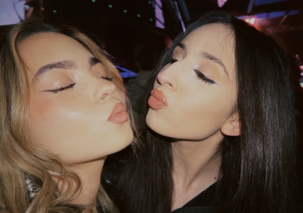 atystca's tweet photo. mes vies elles ont qu’une emote #StarAcademy #melissambre https://t.co/f9fEYhBGHq