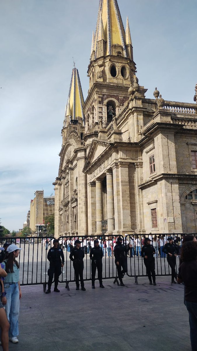 ELOCCIDENTAL's tweet photo. La Cátedra Metropolitana fue resguardada por elementos de la Policía de Guadalajara, vallas y personas de espaldas ⛪️

📸 y 📹 Rosario Bareño / El Occidental https://t.co/lQhmLpn8fE