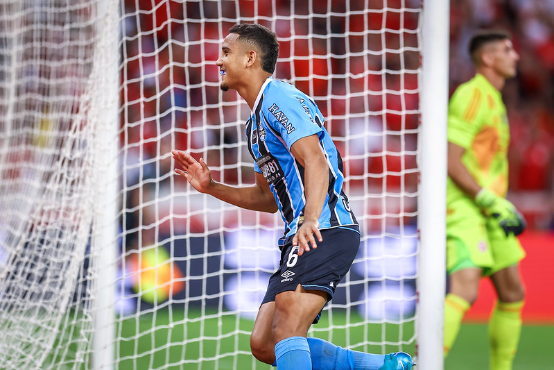 Gustavo Martins pelo #Grêmio

• 98 jogos
• 10 gols
• 1 assistência

Ele fez o gol de nº 1.200 na história dos Gre-Nais!

✍⚽🇪🇪

📸 Lucas Uebel