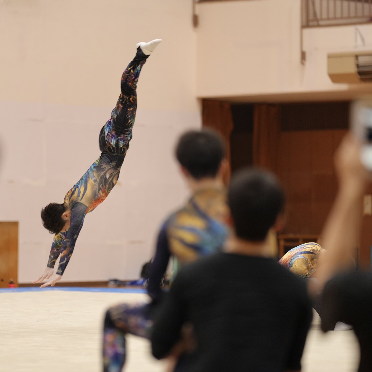 shoma142179's tweet photo. 青大祭 公開練習発表会
団体
練習でしか見れない背中越しの景色
#青森大学新体操部 #青大新体操部
#男子新体操 https://t.co/NSTXTSvh3L