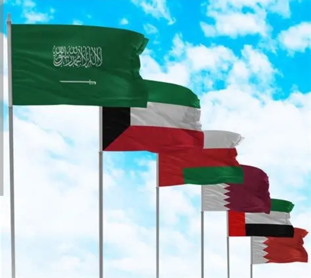 FalihAlhajri's tweet photo. على وقع الحروب نجدد الايمان بالرحمن
مصير المسلم ان عاش النصر وان مات فالجنّه

هنا اصل العرب مجد العرب والعزّ والفرسان
هنا البيت الحرام ومهبط القرآن والسنّه

جزيرتنا دول وشعوبها وحده وحنّا اخوان
على مر السنين وما لاحد في عزنا منّه

من الوفره الى ينبع الى حتى الى جازان
الى من ظن فينا المستجير نجي على ظنّه
#الكويت