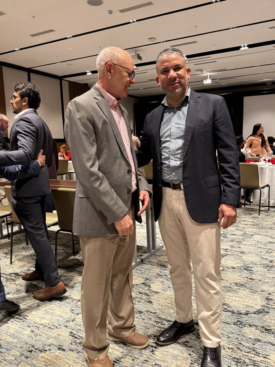 Urologodrperezg's tweet photo. En el J & J institute con @farmaconal en el con @uromasrd #labherrera https://t.co/HxmjxkN9xC