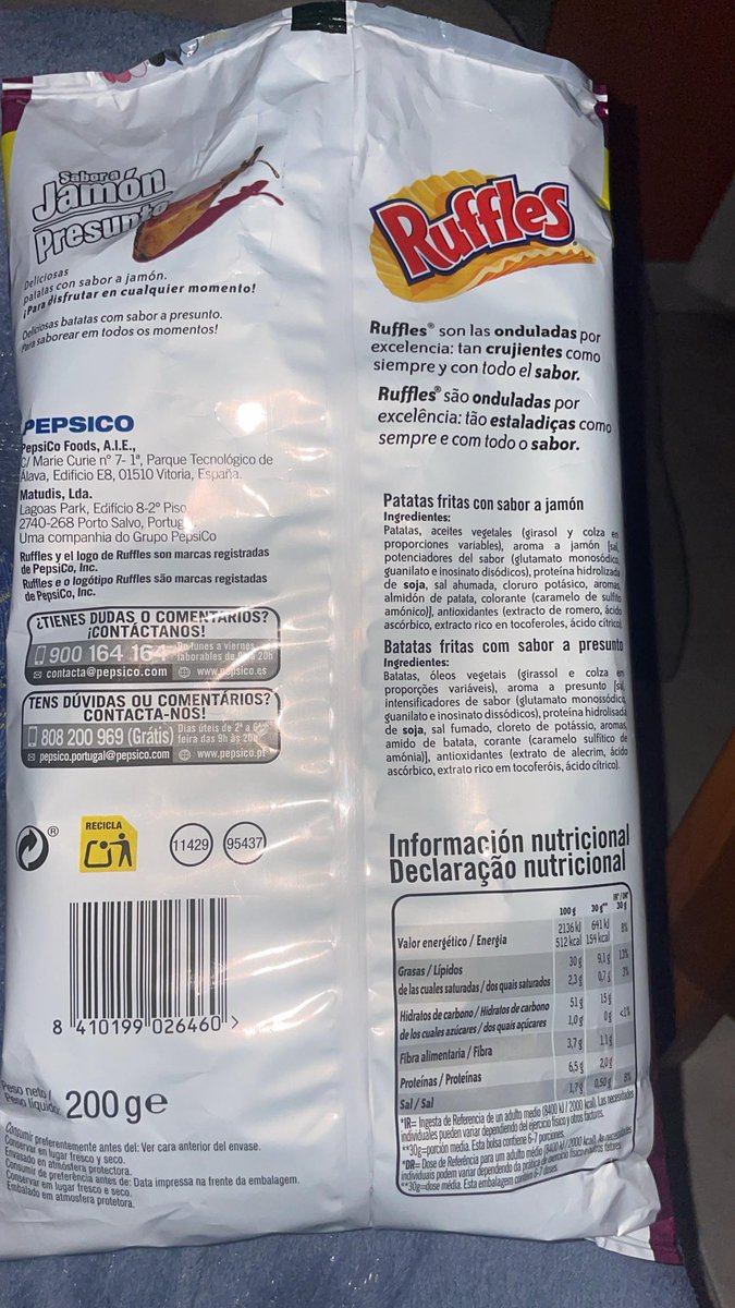 RGGZA2's tweet photo. @PepsiCo_ES, Pues acabo de abrir una bolsa de Ruffles sabor jamón y me he encontrado esto dentro de la bolsa. No sé exactamente qué es, pero estaba mezclado con las patatas. ¿Podríais revisarlo? Tengo más fotos y el número de lote si lo necesitáis. https://t.co/MKScemueP6