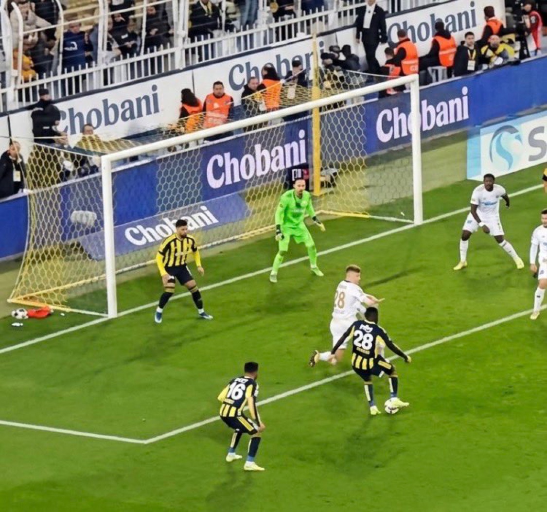 HonoreDeBerke's tweet image. Fenerbahçe’nin üçüncü golündeki ofsayt beklentisi:

Fırat Aydınus ofsayt yok ✅
Bünyamin Gezer ofsayt yok ✅
Deniz Ateş Bitnel ofsayt yok ✅
Bülent Yıldırım ofsayt yok ✅
Bahattin Duran ofsayt yok ✅
Deniz Çoban ofsayt yok ✅