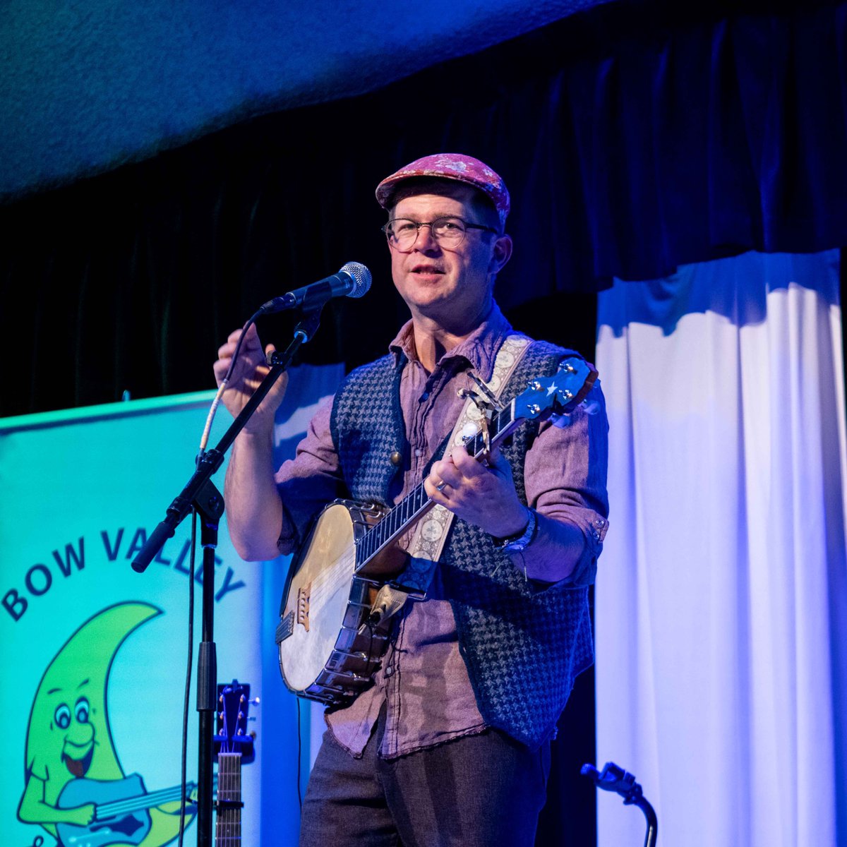 TerryWood19's tweet photo. Great show Saturday night at the @BowValleyMusic
club. Opening with a terrific set was @OldManLuedecke from Nova Scotia. No stranger to the club, he's a multiple award winner (JUNOs, East Coast Music Awards, ...) and an outstanding performer and songwriter. https://t.co/3x8VpyBTcX