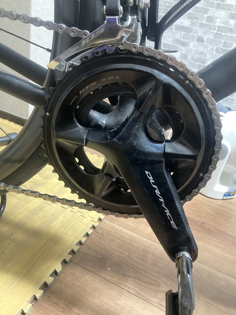 なーんか手で回して回転が重いなーと思って、
もしかして12速に11速のチェーンリング使ってるから？ってなって
9100クランクに105の12速チェーンリングつけて手で回したら軽くなったかもしれん。
てか9100クランクに12速用の105チェーンリング付くんか🙄
見た目かっこ悪いけど、