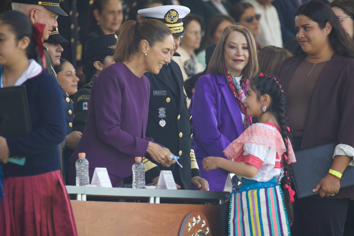CitlaHM's tweet photo. En el Día Internacional de las Mujeres, les decimos a todas las mexicanas que todo el @GobiernoMX trabaja todos los días para que sus derechos sean una garantía y la justicia una realidad cada vez más cercana en la vida de las mujeres.

Bajo la conducción de nuestra presidentA, @Claudiashein podemos decir que: Hoy la vida de las mujeres se está transformando.

👷🏽‍♀️👩🏽‍🌾👩🏽‍🏫La perspectiva de futuro de las niñas apunta a un horizonte distinto: uno en el que todas podamos #SerLoQueQueramos. 

Este #8M2026 mantenemos viva la memoria de quienes nos antecedieron, de las que lucharon, resistieron y abrieron camino; las mujeres que tejieron la historia y quienes juntas tejemos Patria.

Hoy iniciamos ese reconocimiento en el Campo Militar Marte, reconociendo la labor de las mujeres en todos los cuerpos de seguridad que día con día defienden nuestro país.🇲🇽💜