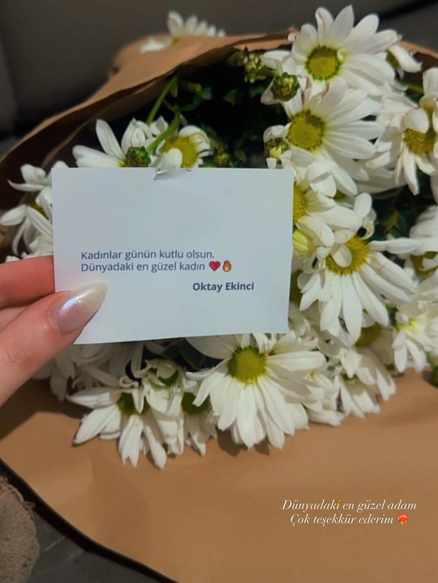 "Papatyalar diyorum , dikensiz, zahmetsiz öyle sade ve sevgi dolu."
Tıpkı senin gibi..!🌼🌼
#YağmurYüksel YağmurYüksel