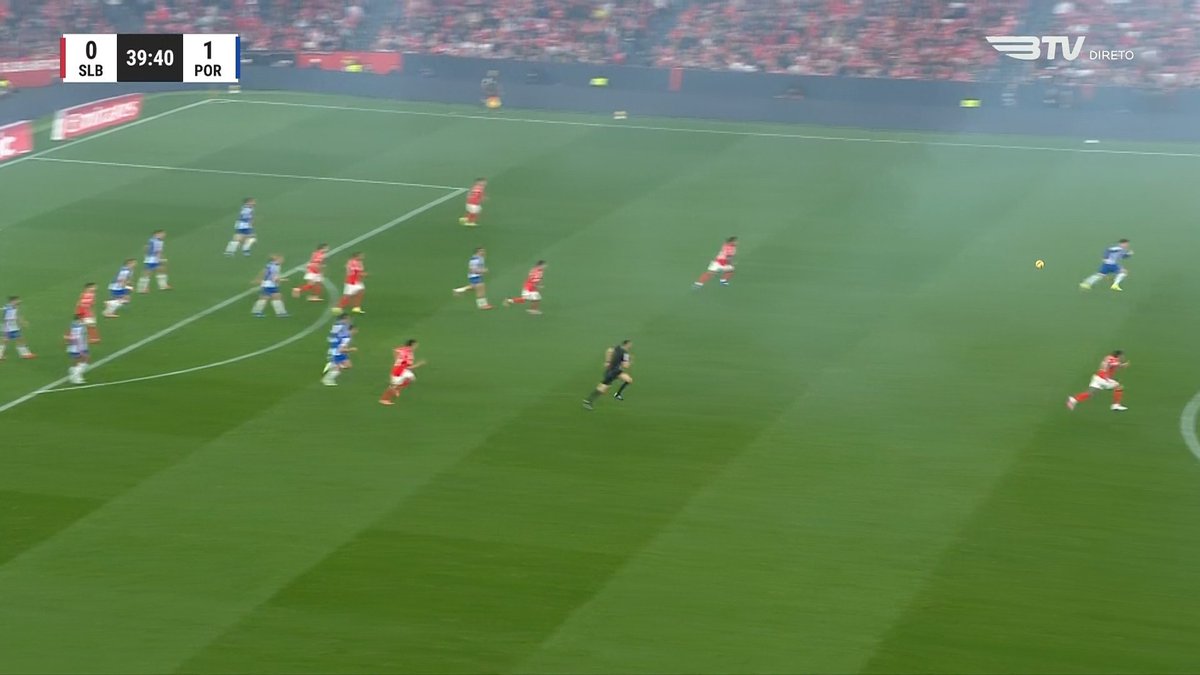 39 minutos... Desnorte total.

Vai tudo cair em cima do Otamendi mas aqui o problema está no treinador e na sua equipa técnica.

1 para 1 aos 39 minutos! Special one!