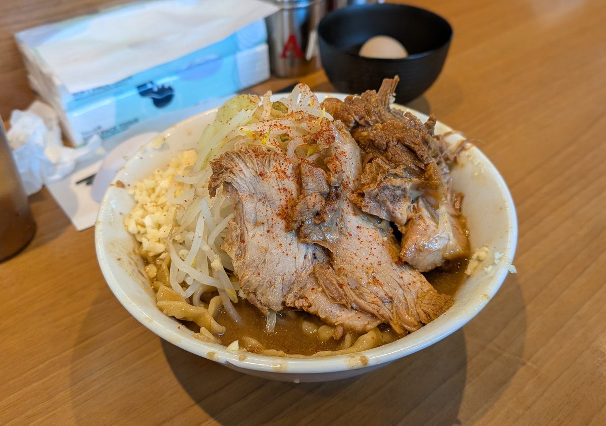 初めての池田屋〜！！
二郎好きだけど、豚が好きじゃないの…
でもこのは豚が美味しい…！！！
麺もスープも美味しい✨
1600円でびびったけど、またいきたい
豚半分ラーメンあったら嬉しい