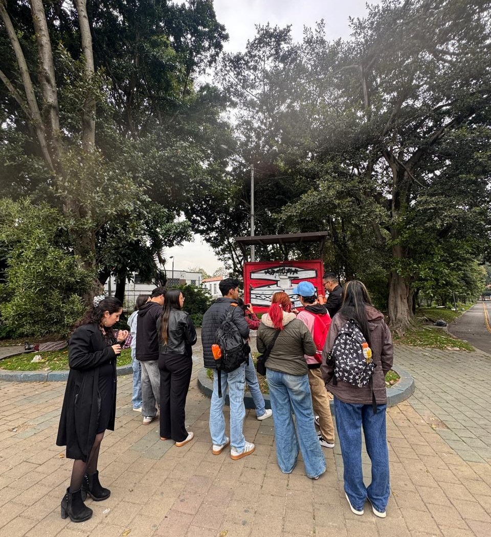 TeusacaDigital's tweet photo. 🌿🗺️Realizamos una cartografía social en el Río Arzobispo, en #Teusaquillo, junto a estudiantes de Narrativas Digitales y Audiovisuales de @UNINPAHU.

Un recorrido para reconocer el territorio, dialogar sobre memoria y reflexionar sobre el cuidado ambiental.

#TeusacaDigital 🌱🍃 https://t.co/eu0xdearTv