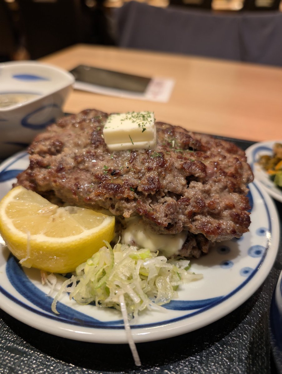 bow_wanko's tweet photo. 次男も無事一歳になりました🎂
あとぜんぜん関係ないねぎしのハンバーグ、ボリュームとんでもなかった。 https://t.co/25IumaBEfU