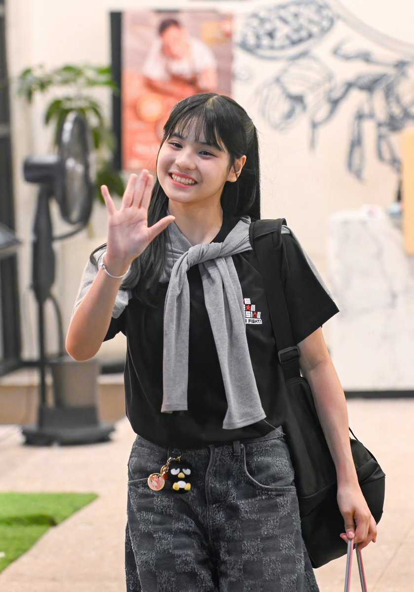 SwaraFandom's tweet photo. Kak Trisha with a sweet wave on the way out, and somehow it’s the moment that stays the longest.

📷 thanks to RDNADN for this lovely capture https://t.co/EUEPIeVd86