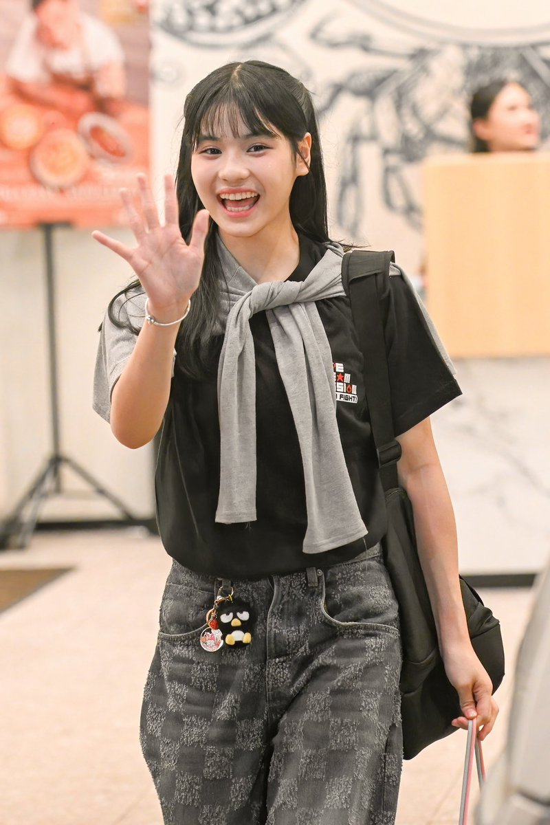 SwaraFandom's tweet photo. Kak Trisha with a sweet wave on the way out, and somehow it’s the moment that stays the longest.

📷 thanks to RDNADN for this lovely capture https://t.co/EUEPIeVd86