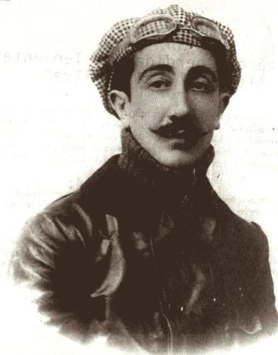 Para quienes no lo conocen, les presento al "Teniente Bello", Alejandro Bello Silva, el hombre más perdido de Chile. 

En la madrugada del 9 de marzo 1914 despegó desde el aeródromo de Lo Espejo y se perdió, dando origen a la frase “más perdido que el teniente Bello”.