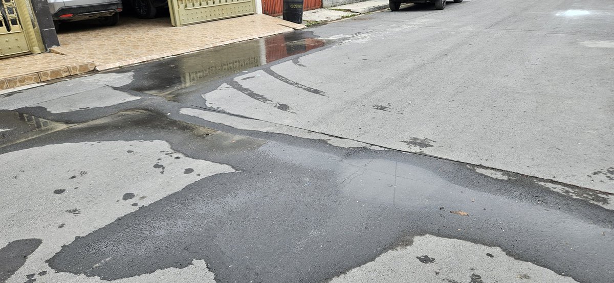 ErikaZombie's tweet photo. @ayd_monterrey Para reportar una fuga de agua, el agua brota del suelo,  se ha reportado en varias ocasiones pero nadie a venido, cada día sale mas agua y se esta empezando a hundir el suelo.  Cerro de la silla, col. parque ind regiomontano, mty. NL https://t.co/1aCALiy1p5